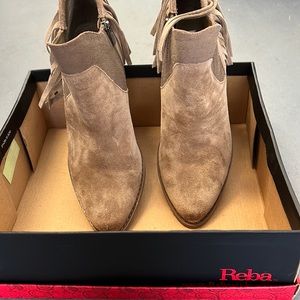 Ankle booties with fringes